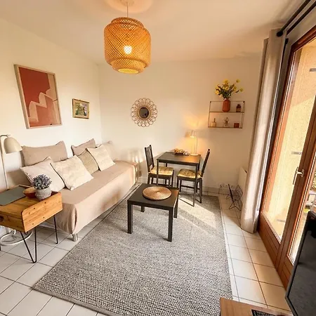 Cosy Shelter A 150 M De La Apartment